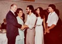 Bodas de prata, Paulo e Cida recebem os cumprimentos dos filhos em 1979
